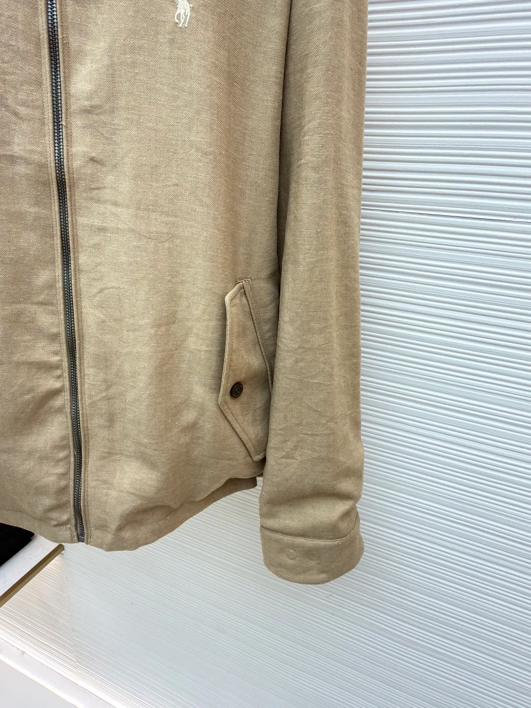 Ralph Lauren logo embroidered reversible jacket ●Original version: Purchased and developed for 3990 ●Item number: 1681791-B75 ●Material: matte moiré taffeta fabric ●Technology: embroidery production ●Color: Khaki ●Version: Fitted version ●Weight: about 520 grams ●Size: S-M-L-XL ●Description: Customized matte moiré taffeta and twill jacquard brocade Light and tough, smooth drape Comfortable and close to the skin. Khaki brown tone. Calm and noble. Two clothes. Unlimited style. One side is decorated with twill jacquard brocade, which has its own retro filter, like the pocket watch gear of an old-school gentleman. The other side is made of matte moiré taffeta, which has a relaxed breathing feeling. Casual and comfortable casual gene. Exquisite pony logo is embellished throughout. It is highly recognizable. The classic stand-up collar is tied with three hidden button tabs. Simplicity controls complexity. Design philosophy hidden in the details. Double-sided style. Hidden old money and slack in one garment, imported machine embroidery technology is used. Advanced computer control systems and precision mechanical components are used to achieve the iconic pony embroidery operation. High precision. The lines are smooth and delicate. The template machine opens the bag. The preset template guides the position, shape and size of the bag opening. The accuracy ensures the quality of the bag opening effect. Ergonomic three-dimensional cutting returns to traditional craft techniques through segmentation, folding, shrinking and stretching. The so-called slow work and fine work are respect for the material and the pursuit of feel. The workmanship is complex and tedious, slow in aging, high in wear and tear, and the fabrics have been carefully washed to have a better hand feel and texture. It is not easy to deform, shrink or fade, and maintains long-term beauty. The overall wiring is straight and delicate, the fabric is comfortable and soft, and the color is consistent without color difference. It can be matched with the same style to create a fashionable look and control various occasions. Customized accessories, complete with three standards, same style for men and women!